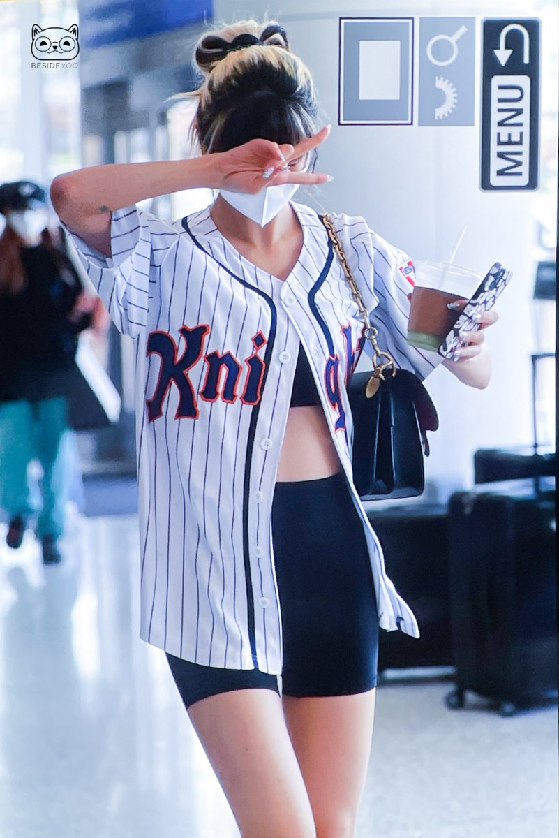 BesideYoo0107's tweet photo. 220718 LAX Departure Preview

#유현 #Yoohyeon 
#드림캐쳐 #Dreamcatcher
#DreamcatcherWorldTour 
#DreamcatcherinLA https://t.co/kht7xDL9zY