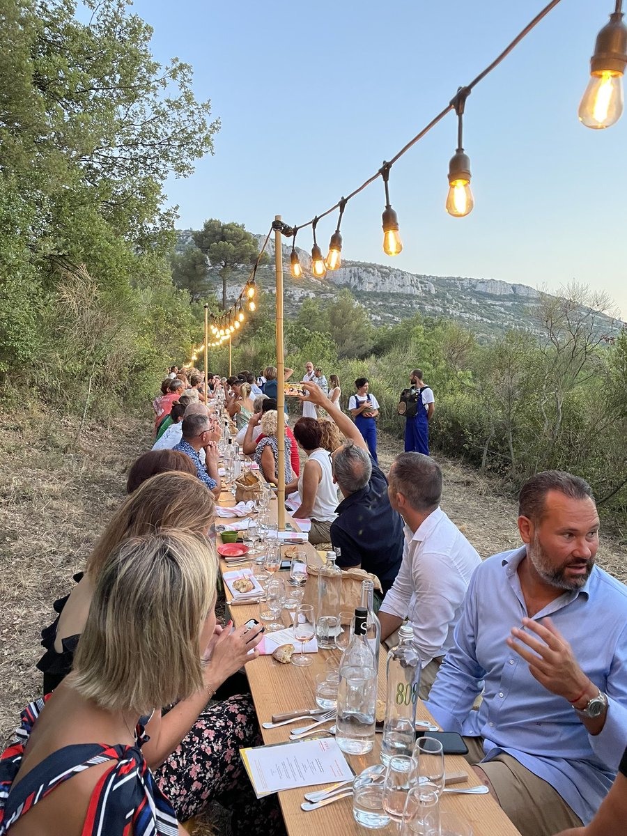LioneldeCala's tweet photo. #Tourisme Cadre insolite avec la bastide de @MarcelPagnol… pour le 1er dîner insolite organisé à #Allauch par @myprovencepro !
🍽 140 convives ravis par ce repas concocté par le jeune chef Allaudien du restaurant #LaQuinta en collaboration avec plusieurs producteurs locaux 👏 https://t.co/diuhbH5iQ3