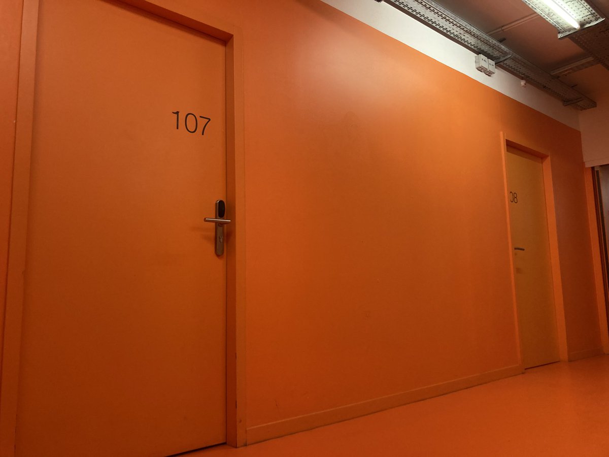 De heren <a href="/tbl_oss/">TBL</a> die op deze kamers slapen kunnen echt niet fluisteren. #engiechelendatzekunnen #tochweltijdomtegaanslapen