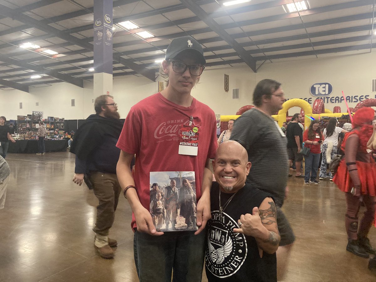 Reynolds7Xander's tweet photo. It was amazing to meet @MartinKlebba at #tupelocomiccon! He is such a cool dude and by far the nicest celeb I’ve meet. That being the 4 I have meet 🤣. Thanks for allowing me to talk to you as long as I did. And @Disney bring Johnny back! https://t.co/UwAleSTnRM