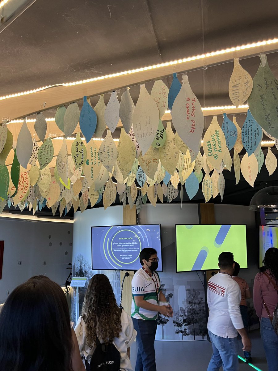 StevenJKBee's tweet photo. En un reciente viaje, predispuse a visitar distintos centros educativos ambientales, donde se realizaban distintas prácticas para el cuido del mismo. Una de las actividades principales, era reutilizar papel, recortándolas en forma de hojas con mensajes de conciencia. #ethoReto22 https://t.co/ta7RoP67Oq