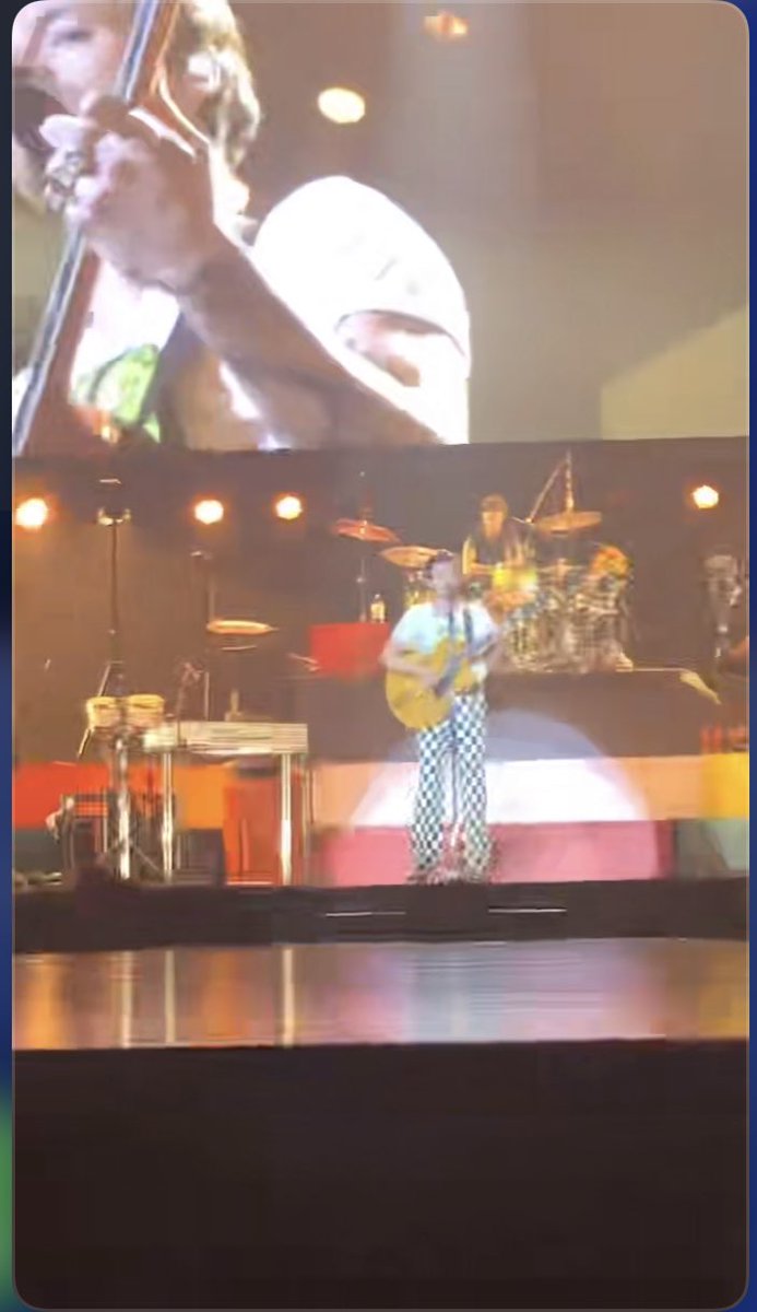 diastyles2805's tweet photo. Pics from tonight π₯β€οΈπ #HarryStyles #HarryStylesLoveOnTour #OneDirection #WhosEleanor https://t.co/te9WA5wpbN