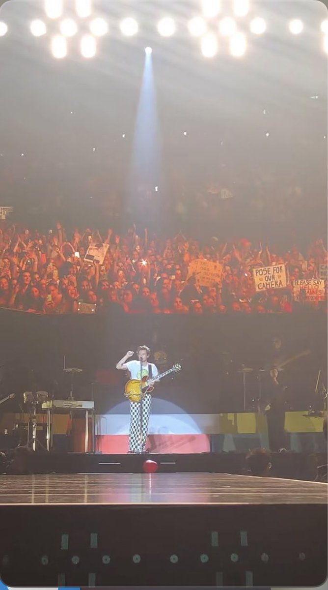 diastyles2805's tweet photo. Pics from tonight π₯β€οΈπ #HarryStyles #HarryStylesLoveOnTour #OneDirection #WhosEleanor https://t.co/te9WA5wpbN