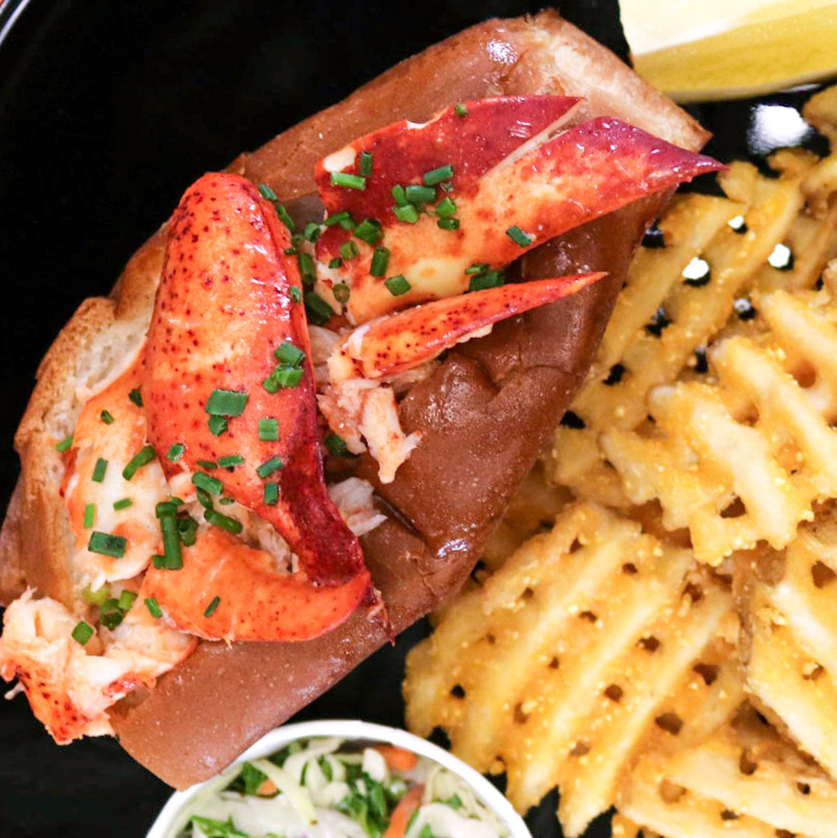 Lobster_ME's tweet photo. The only thing better than looking at this perfect lobster roll...is eating it!!!

Connecticut Lobster Roll - 1/4 lb Warm Maine Lobster meat, warm butter, special seasoning, topped with chives. #connecticutlobsterroll #seafood #lasvegasstrip #vegas https://t.co/ByHCDb7uA2