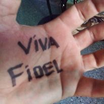 PMh0EhaqhNSF16y's tweet photo. Aquí está mi mano que se suma a la de miles de cubanos en este país dispuestos a defender a CUBA, una  pequeña isla cargada de mucha historia y patriotismo. #CUbaPorlaPaz. https://t.co/t6tKjsamPI