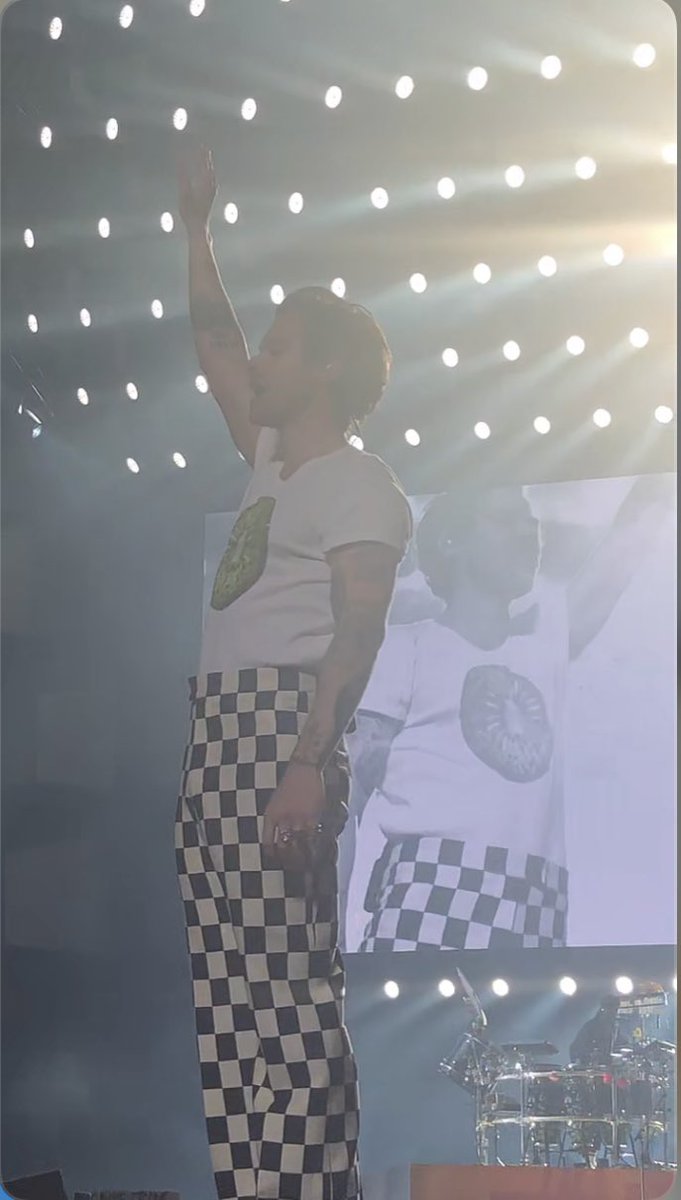 diastyles2805's tweet photo. Pics from tonight 3 #HarryStyles #HarryStylesLoveOnTour #OneDirection #WhosEleanor https://t.co/pyNWBSumSy