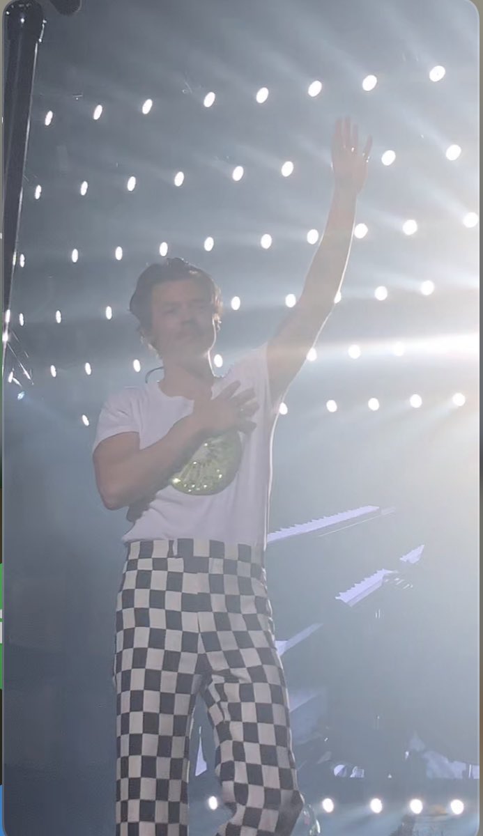 diastyles2805's tweet photo. Pics from tonight 3 #HarryStyles #HarryStylesLoveOnTour #OneDirection #WhosEleanor https://t.co/pyNWBSumSy