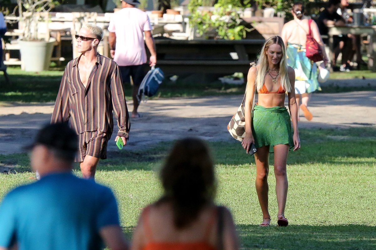 MidiasCSBR's tweet photo. 📸: Candice Swanepoel ao lado de Eduardo Bravin passeando pelas ruas de Trancoso, Bahia (12.07). Confira mais fotos: https://t.co/nOTGs3SUvz https://t.co/IGdWIWpdTG