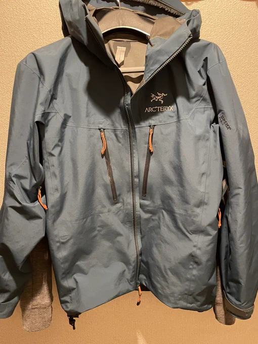 プロテクター入れられるパーカーを買ったのでこれにバイク用じゃないウィンドブレーカー着たらどれくらいばたつくかの検証も行った。街乗りなら気にならない 