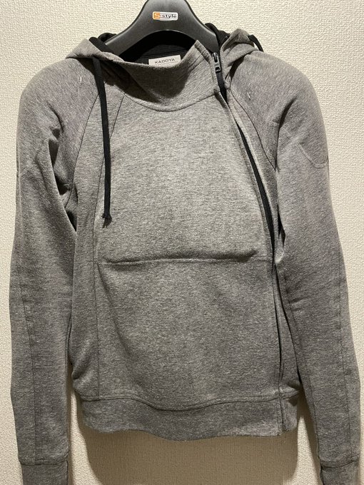 プロテクター入れられるパーカーを買ったのでこれにバイク用じゃないウィンドブレーカー着たらどれくらいばたつくかの検証も行った。街乗りなら気にならない 