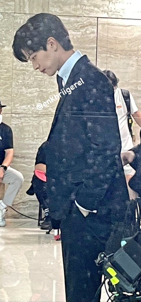 Yook_Mavi's tweet photo. FINALLY! BTOB Yook Sungjae's update while filming a scene in "Golden Spoon." HE'S SO FREAKING HANDSOME even though he's not facing the camera. His side profile's insane! I can't handle this. 😭😩 He also looks hot in a black suit. I miss you so much, @BTOB_6SJ !! 🥺💙

ctto. https://t.co/H2jouK5zYZ