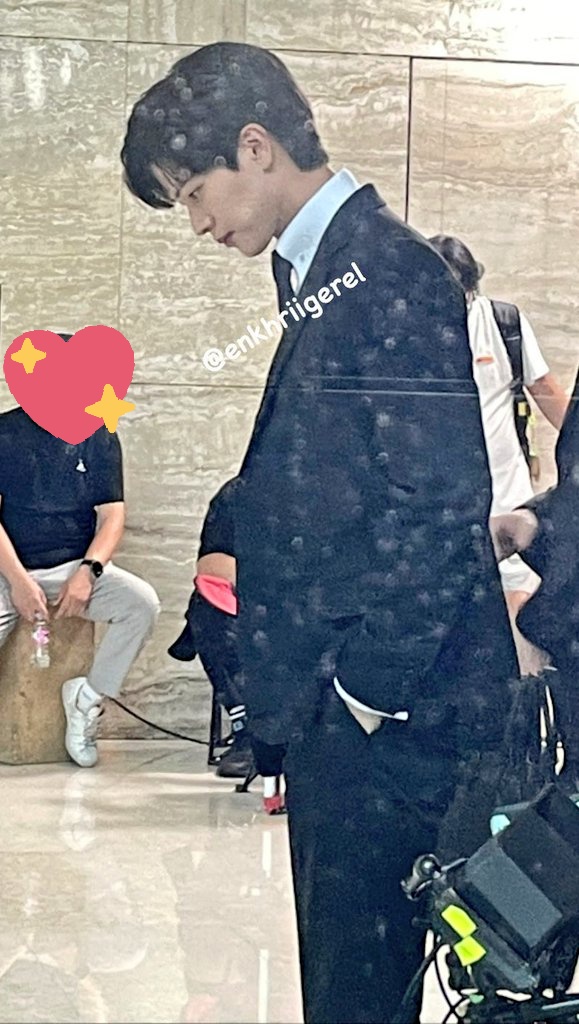 Yook_Mavi's tweet photo. FINALLY! BTOB Yook Sungjae's update while filming a scene in "Golden Spoon." HE'S SO FREAKING HANDSOME even though he's not facing the camera. His side profile's insane! I can't handle this. 😭😩 He also looks hot in a black suit. I miss you so much, @BTOB_6SJ !! 🥺💙

ctto. https://t.co/H2jouK5zYZ