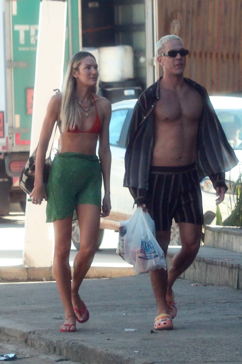 MidiasCSBR's tweet photo. 📸: Candice Swanepoel ao lado de Eduardo Bravin passeando pelas ruas de Trancoso, Bahia (12.07). Confira mais fotos: https://t.co/nOTGs3SUvz https://t.co/sEMjzY9Q2G