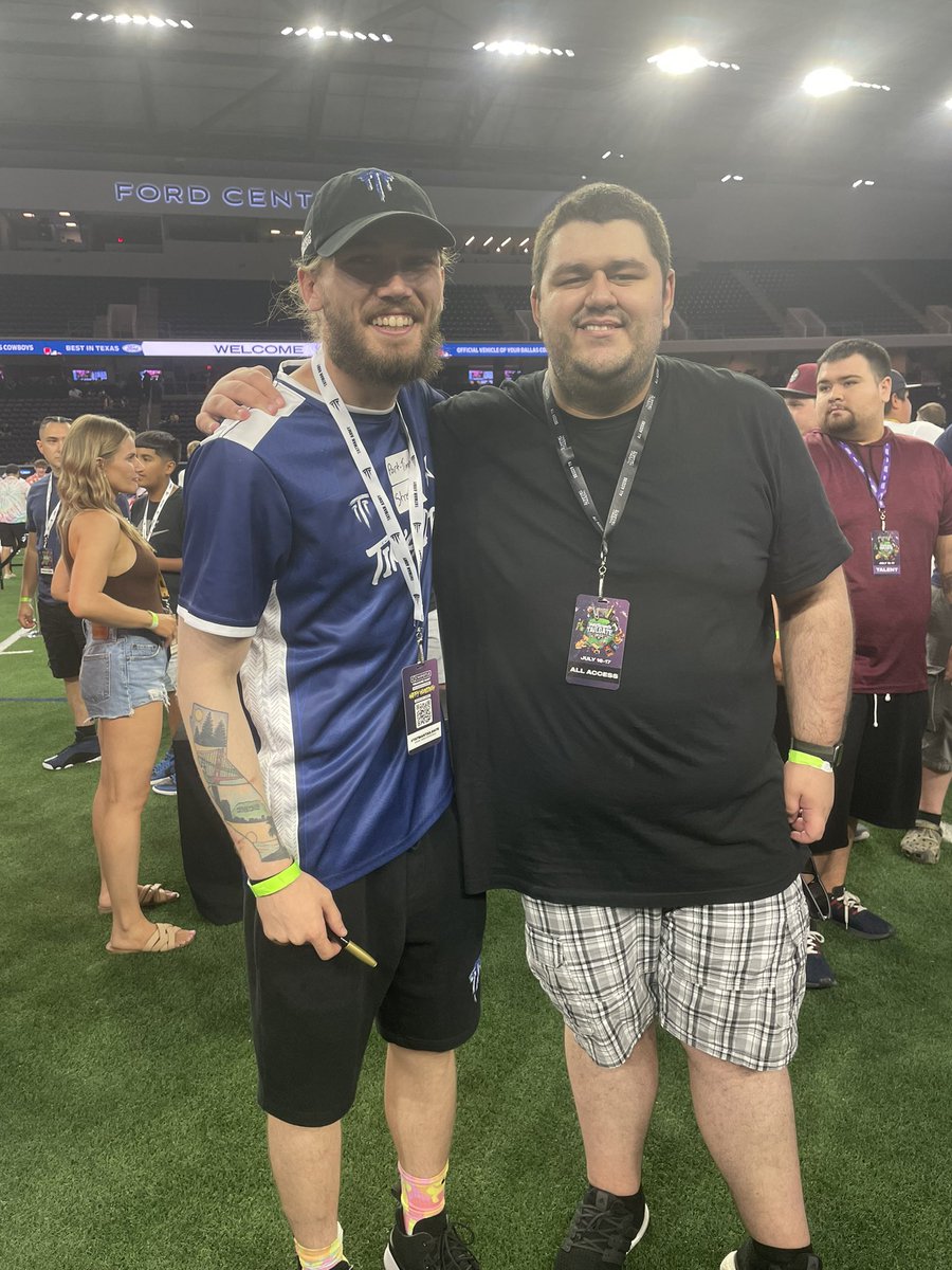 zConfuzionzz's tweet photo. Having a great time at the #TatmanTailgate getting to meet all the GOAT’s of the industry 😅🐐💜

@timthetatman @Wipz @Complexity @Symfuhny @Repullze @LuckyChamu @DiazBiffle @thebakabros https://t.co/AVQOw8GJHH