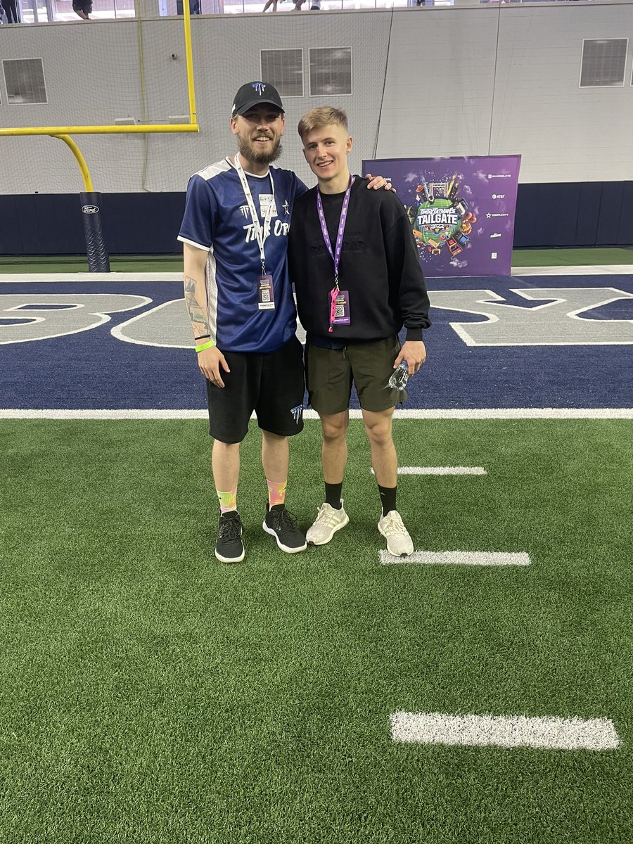 zConfuzionzz's tweet photo. Having a great time at the #TatmanTailgate getting to meet all the GOAT’s of the industry 😅🐐💜

@timthetatman @Wipz @Complexity @Symfuhny @Repullze @LuckyChamu @DiazBiffle @thebakabros https://t.co/AVQOw8GJHH