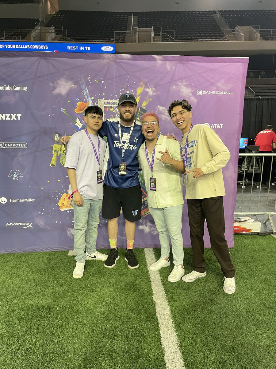 zConfuzionzz's tweet photo. Having a great time at the #TatmanTailgate getting to meet all the GOAT’s of the industry 😅🐐💜

@timthetatman @Wipz @Complexity @Symfuhny @Repullze @LuckyChamu @DiazBiffle @thebakabros https://t.co/AVQOw8GJHH