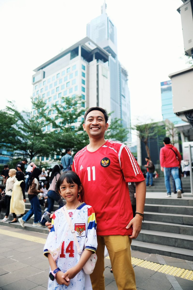 BudiFrastio's tweet photo. Sabtu Bersama Ayah @Jerseyforum X @Officialkjti tak perlu mewah yg penting pas ๐ซถ๐ปโค๏ธ , jalan-jalan sore di #CitayemFashionWeek #jerseymeetup #jerseycollector #fashion #streetphotography https://t.co/PqYMAA7TEB