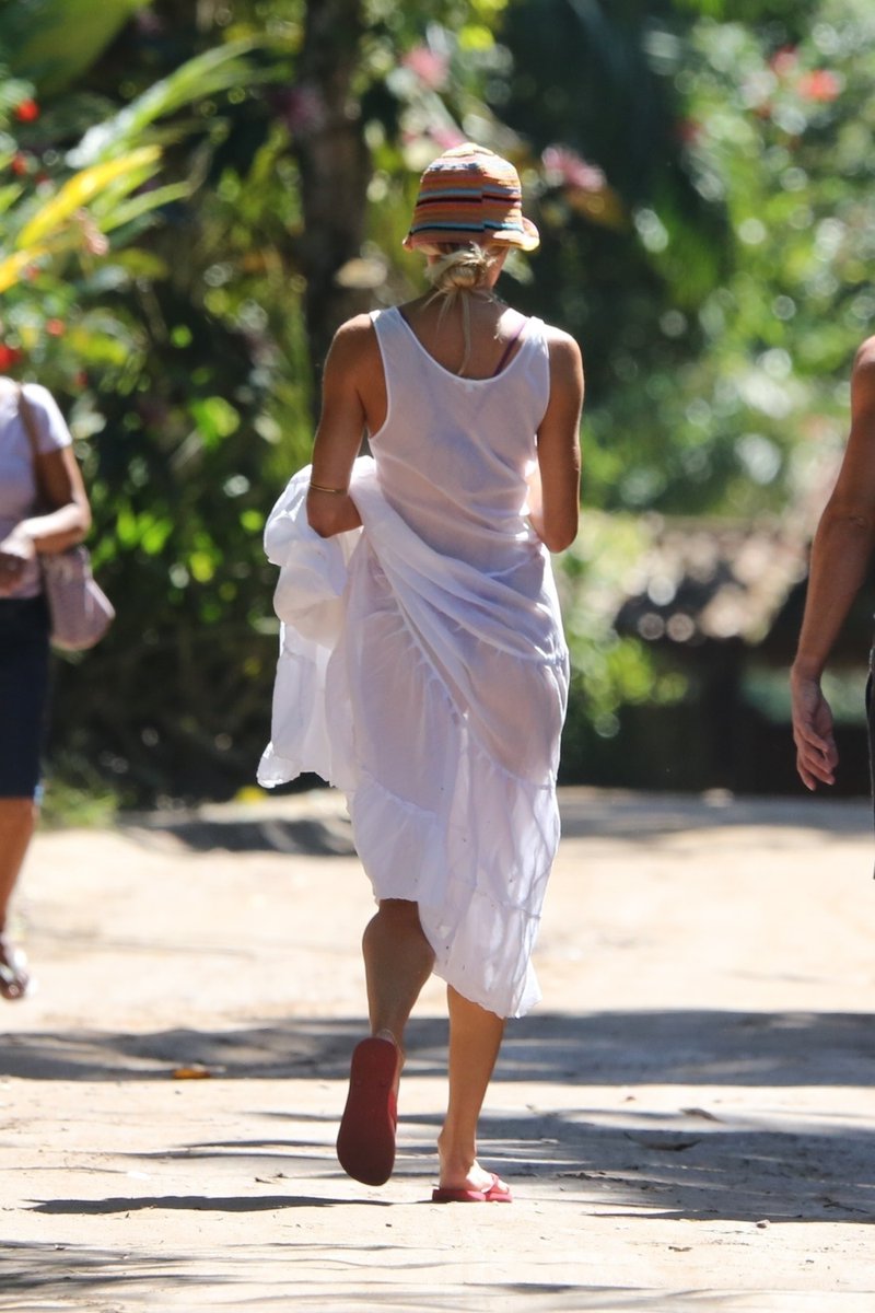 MidiasCSBR's tweet photo. 📸: Candice Swanepoel andando pelas ruas de Trancoso, Bahia (13.07). Confira mais fotos: https://t.co/ZYDTl04O8G https://t.co/MLP5qtawRh