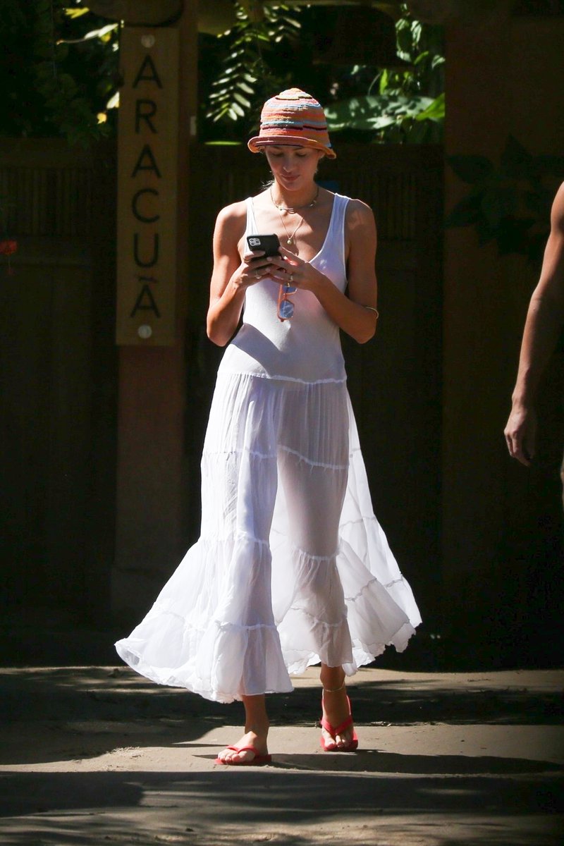 MidiasCSBR's tweet photo. 📸: Candice Swanepoel andando pelas ruas de Trancoso, Bahia (13.07). Confira mais fotos: https://t.co/ZYDTl04O8G https://t.co/MLP5qtawRh