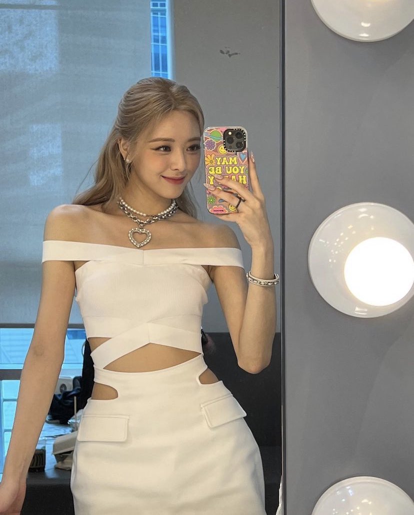 Talk like a angel, walk like a angel. Who dares to call that into question? Nobody. Because whatever she says with her rosy lips is the truth. Oh my lady, is she a real human? Or an angel who morphed into a human? 

        𝙰𝚌𝚝. 𝙸𝙸    /   𝚃𝚑𝚎 𝙰𝚗𝚐𝚎𝚕 𝚂𝚠𝚊𝚗 𝙻𝚊𝚔𝚎.
