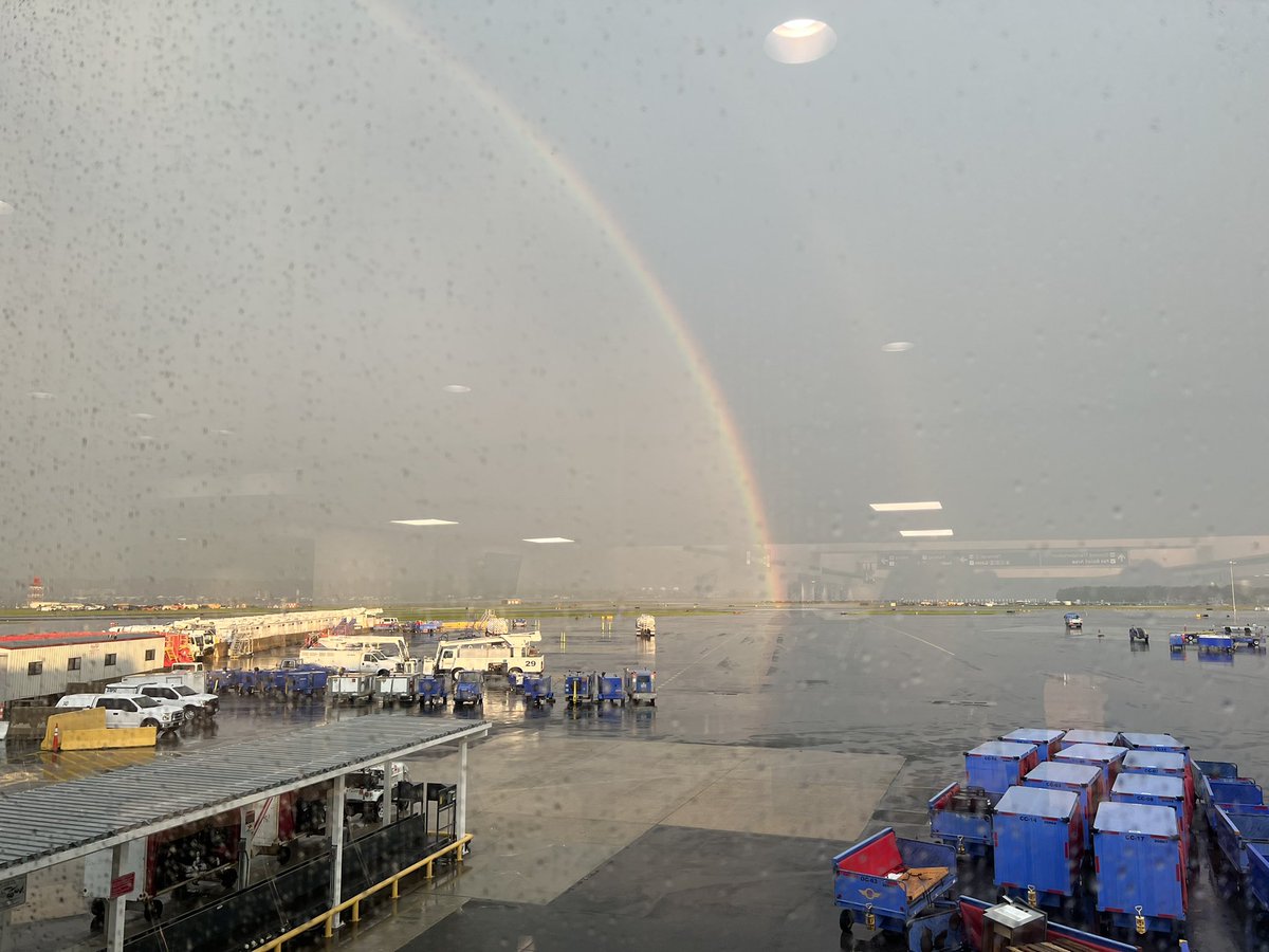 jskirsch's tweet photo. @capitalweather the rainbow at the end of the runway https://t.co/wnNhhl0prq