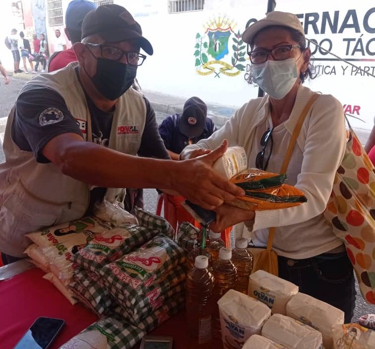 PDVAL_OFICIAL's tweet photo. #16Jul Alrededor de 3 Toneladas de alimentos fueron distribuidas en el municipio Bolívar del estado #Táchira a través del Plan "La Bodega va a tu Casa". https://t.co/yE47ayPfoy