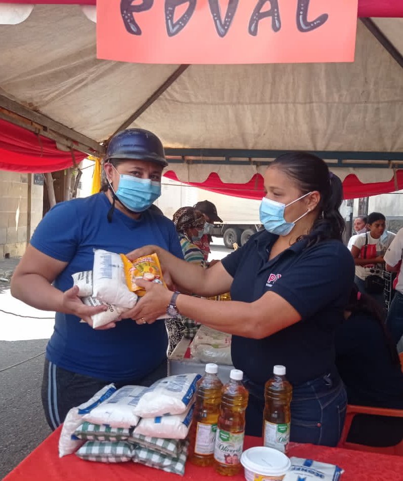 PDVAL_OFICIAL's tweet photo. #16Jul Alrededor de 3 Toneladas de alimentos fueron distribuidas en el municipio Bolívar del estado #Táchira a través del Plan "La Bodega va a tu Casa". https://t.co/yE47ayPfoy
