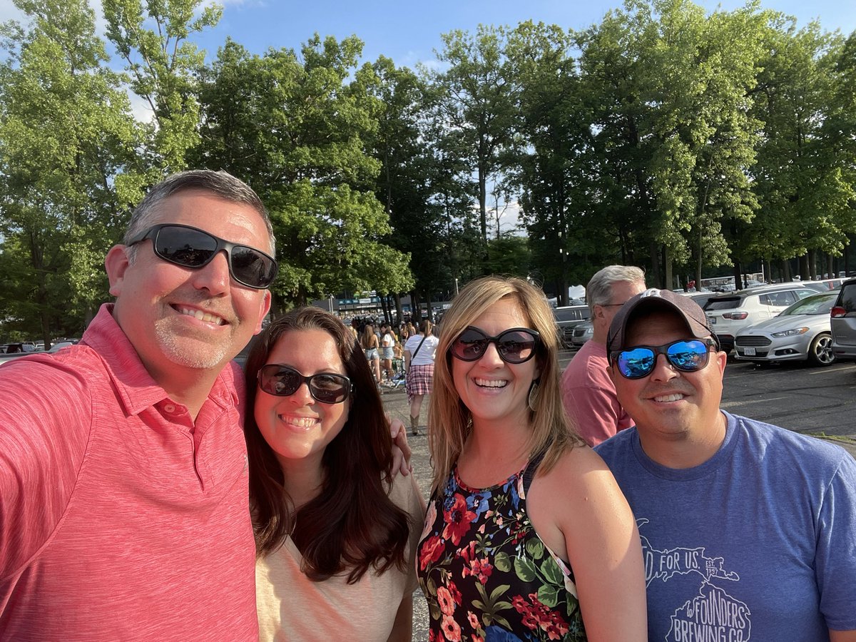 kgitchell's tweet image. Time for some @ThomasRhett at Pine Knob! @juliegitch #MichiganSummer