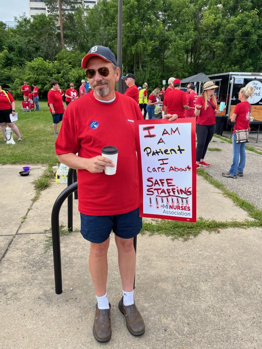 cchaganrx's tweet photo. Real life angels marched for all of us today. #umpncPicket

A fair contract is the bare minumum. 

Instead, during a pandemic, #michiganmedicine, thought value was pizza parties, gourmet cookies, and an expired contract.

We fight for them...and for us. https://t.co/swFeTQR3Zg