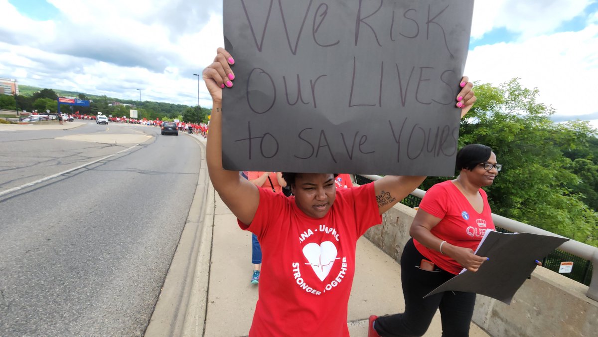 cchaganrx's tweet photo. Real life angels marched for all of us today. #umpncPicket

A fair contract is the bare minumum. 

Instead, during a pandemic, #michiganmedicine, thought value was pizza parties, gourmet cookies, and an expired contract.

We fight for them...and for us. https://t.co/swFeTQR3Zg