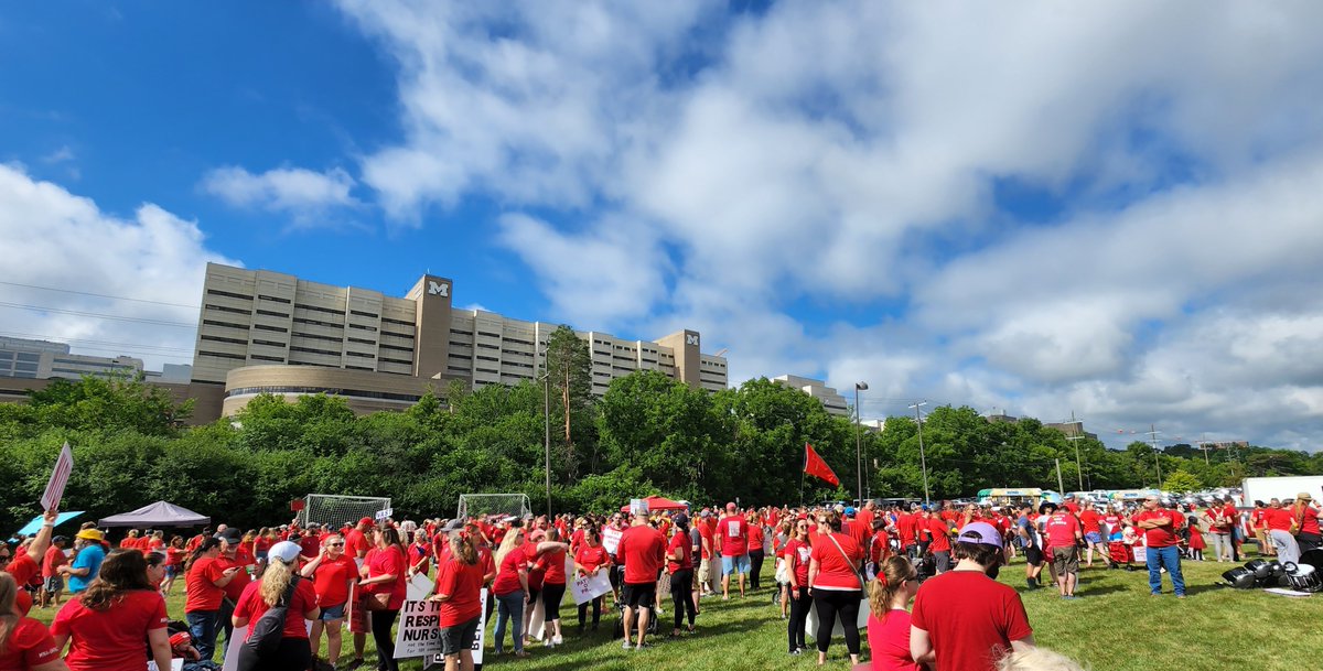 cchaganrx's tweet photo. Real life angels marched for all of us today. #umpncPicket

A fair contract is the bare minumum. 

Instead, during a pandemic, #michiganmedicine, thought value was pizza parties, gourmet cookies, and an expired contract.

We fight for them...and for us. https://t.co/swFeTQR3Zg