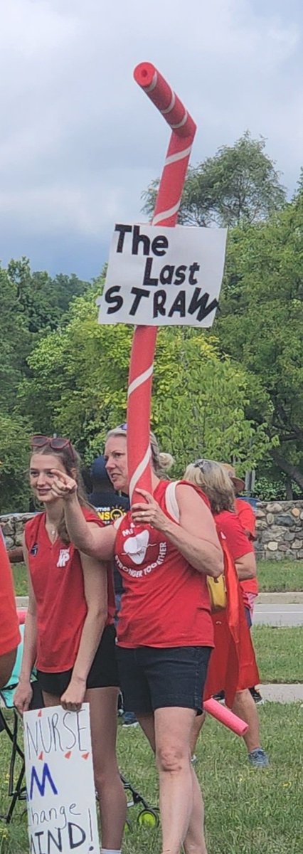 cchaganrx's tweet photo. Real life angels marched for all of us today. #umpncPicket

A fair contract is the bare minumum. 

Instead, during a pandemic, #michiganmedicine, thought value was pizza parties, gourmet cookies, and an expired contract.

We fight for them...and for us. https://t.co/swFeTQR3Zg