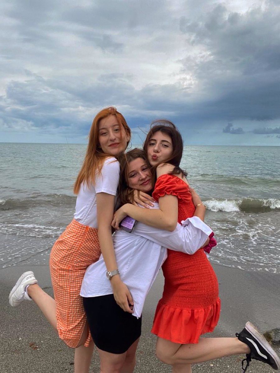 İsterse tüm dünya karşımda dursun bana fark etmez✨🤍