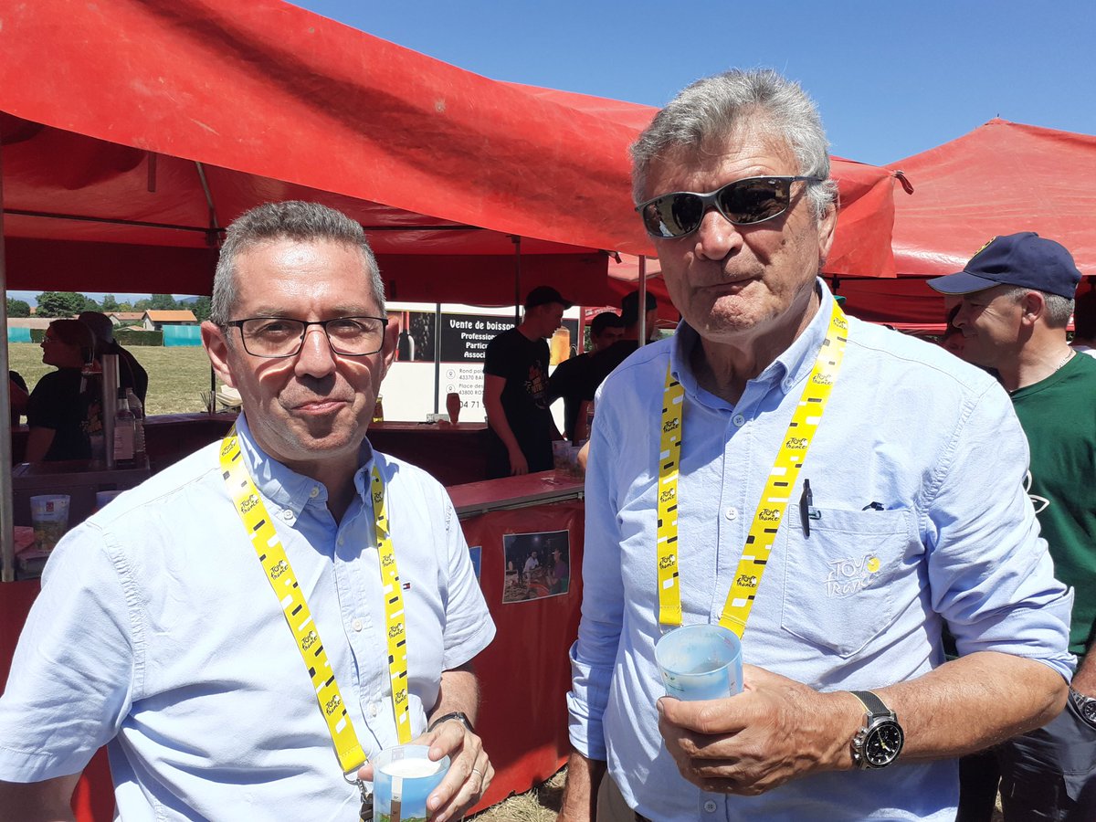 Fdsea43's tweet photo. Tour de France à Cayres 
Bernard Thevenet présent au mini village à  Cayres en présence de Jérôme Despey, secrétaire Général de la Fnsea
#TDF2022 #fdsea43 #ja43 https://t.co/9ehNeYswIB