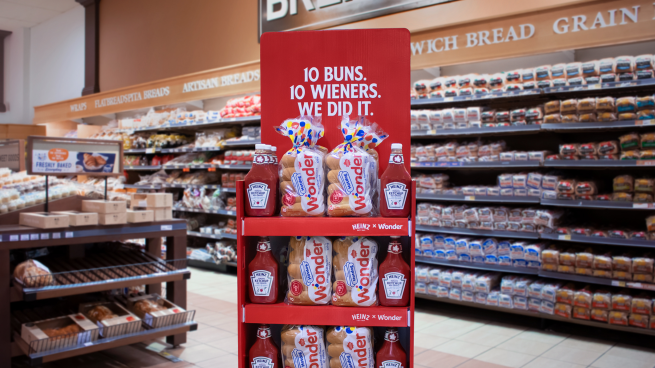 CanadianGrocer's tweet photo. Have you ever wondered why there are more wieners than buns in their respective packaging? Well, Wonder has come up with a (temporary) solution to the decades-old dilemma. https://t.co/6bKqC7F7Jo https://t.co/QkkypqZDtv