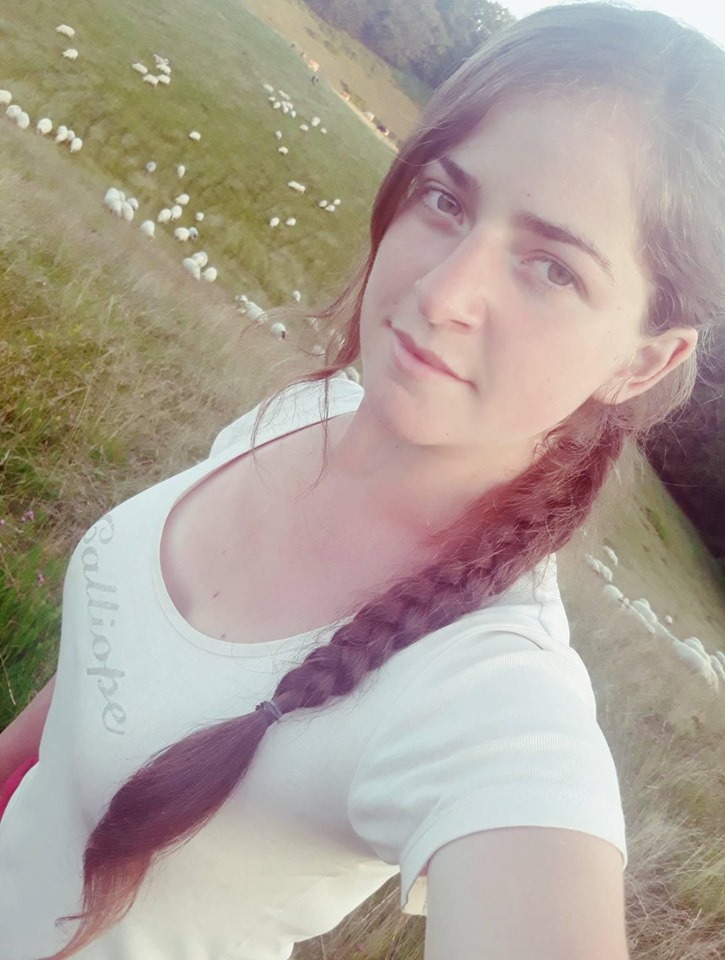 SinTudji's tweet photo. Ja sam Marija....prirodna devojka sa sela...
i danas sa ponosom cuvam svoje ovce..
I sto mi fali..ama bas nista. https://t.co/UlYqHI395h