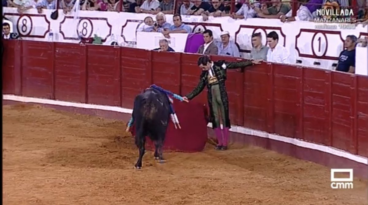 JBAYORT's tweet photo. Vaya alboroto está armando Juan Ortega en Manzanares. Recordando a Linares, pero aún más pasional. Y con mayor cuajo. Cuando se alinean los astros –que ojalá fuera con mayor asiduidad– es capaz de borrar a medio escalafón. https://t.co/f00lNfwNnu