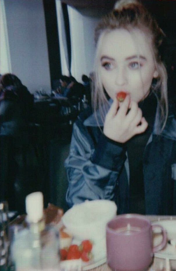 rubybqwen's tweet image. cafe time !!

also me and ella need to learn how to take decent photos i think. bc wtf are these.