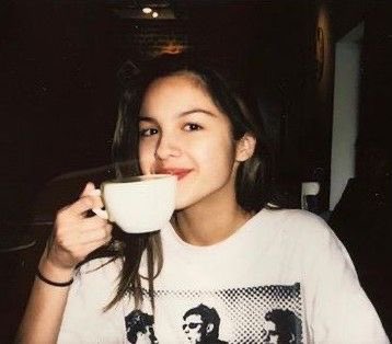 rubybqwen's tweet image. cafe time !!

also me and ella need to learn how to take decent photos i think. bc wtf are these.