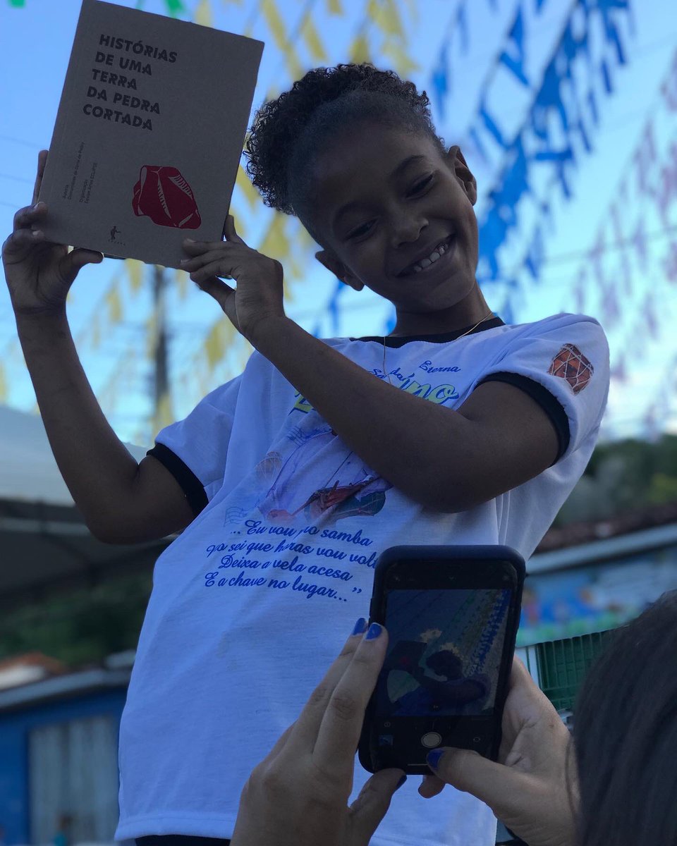 FasaIsc's tweet photo. Lançamento do livro de #CortedePedra, para Corte de Pedra.
Mais uma produção encantadora do Projeto ECLIPSE Brasil em que as histórias e personagens marcaram e ainda marcam o dia a dia desse povo tão especial. #WeAreECLIPSE @NIHRglobal @ECLIPSE_Keele https://t.co/SBe7cO078p