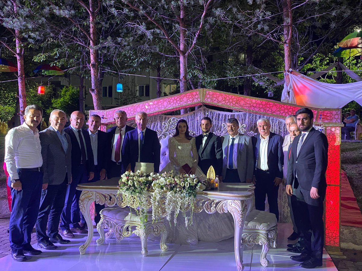 Tayfunarsinkol's tweet photo. Yol Arkadaşım, dostum @bugradastann ve Kübra kardeşlerimizin nikah merasimine katılarak sevinçlerine şahitlik ettik.

Rabbim iki cihan saadeti nasip eylesin inşallah. https://t.co/8JqjhQSrGr