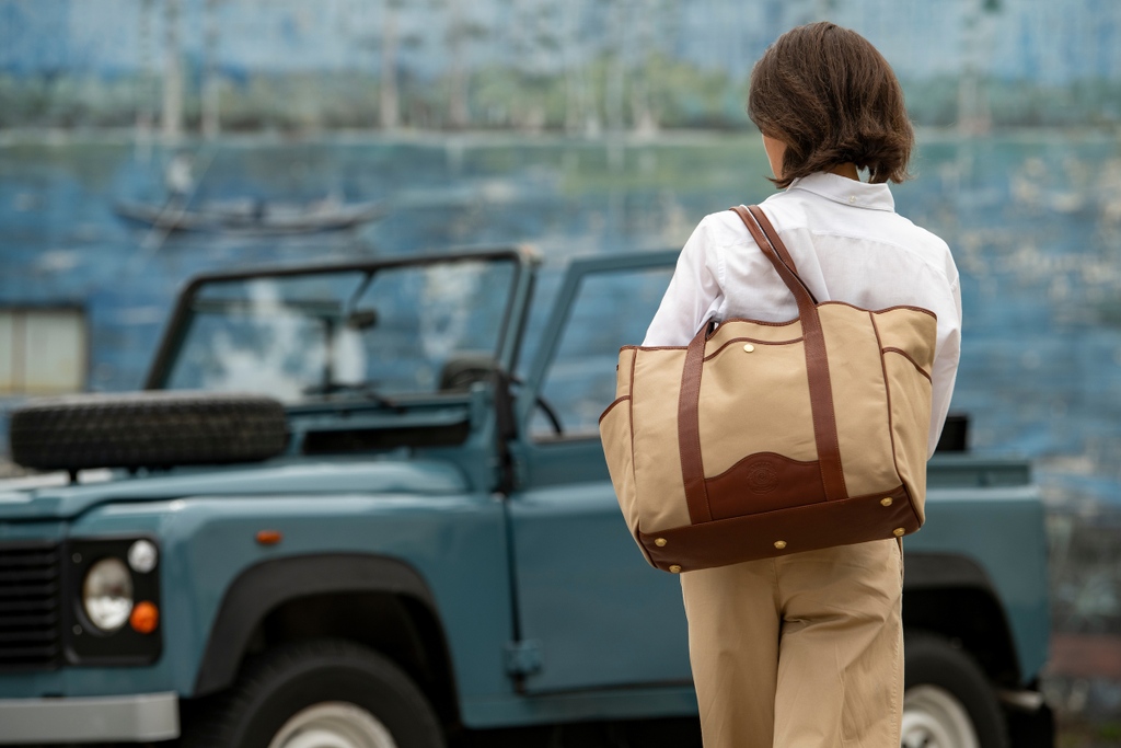 A tote that carries it all. From passports and beach essentials to office necessities and farmer's market finds—the choice is yours.
____

Shop the Market Tote: ghurka.com/collections/wo…
