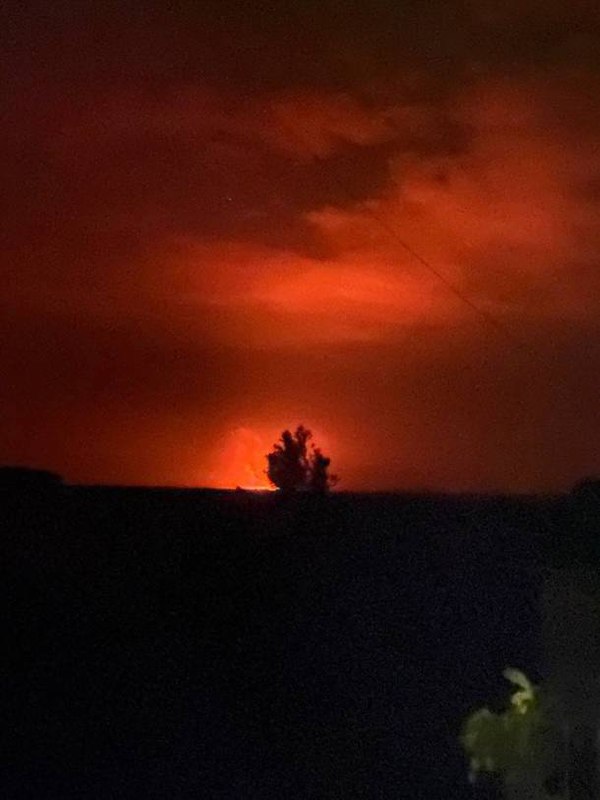 Идёт ответка по украинским позициям. Над Новомихайловкой огненное зарево.