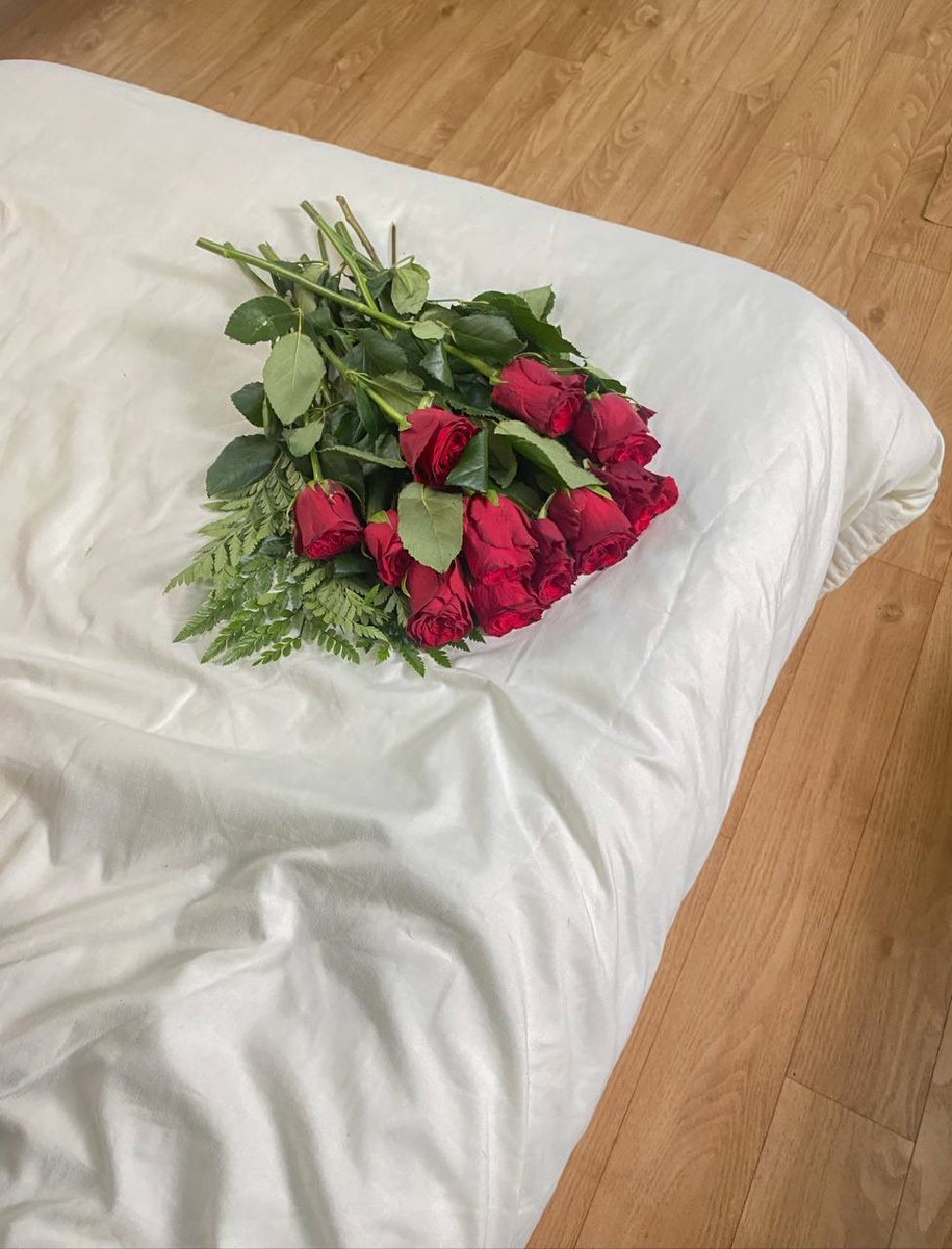 وكيفَ أمحوكِ مِنْ أوراقِ ذاكرتي وأنتِ في القلبِ مثلَ النقشِ في الحجرِ.