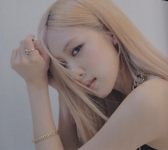 rshourly's tweet photo. #로제 #ROSÉ https://t.co/igMqeAIGsN