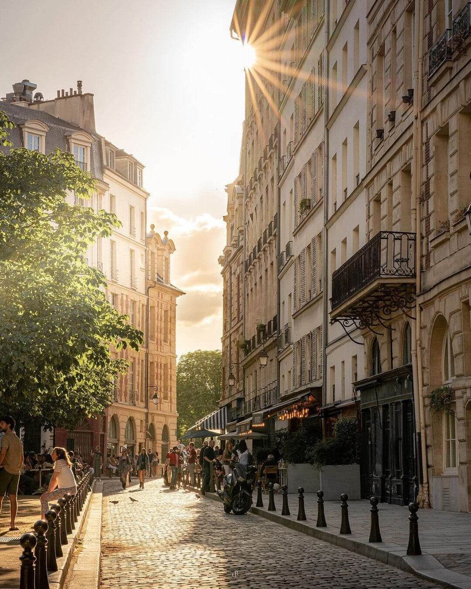 hipparisblog's tweet photo. The light! Paris. Magical.

Photo: @rom_buff

#goldenhour #goldenhourparis #parislight #hipparis #summerinthecity https://t.co/f04gZDxJDC