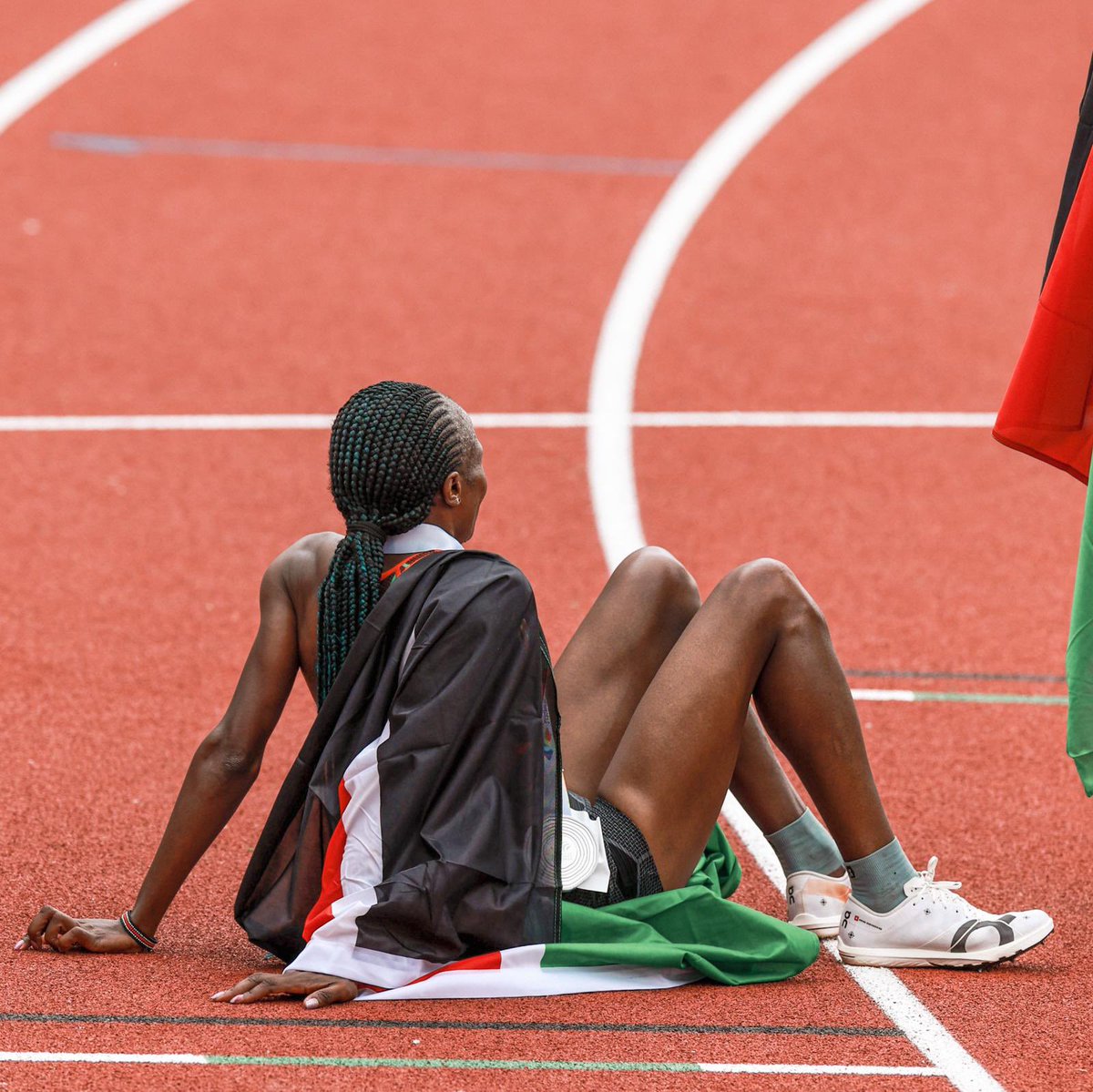 on_running's tweet photo. Legend status activated.

10,000m 🥈 for @hellen_obiri!

That’s eight global track medals if anyone’s keeping count. https://t.co/OQL1AoBwn8