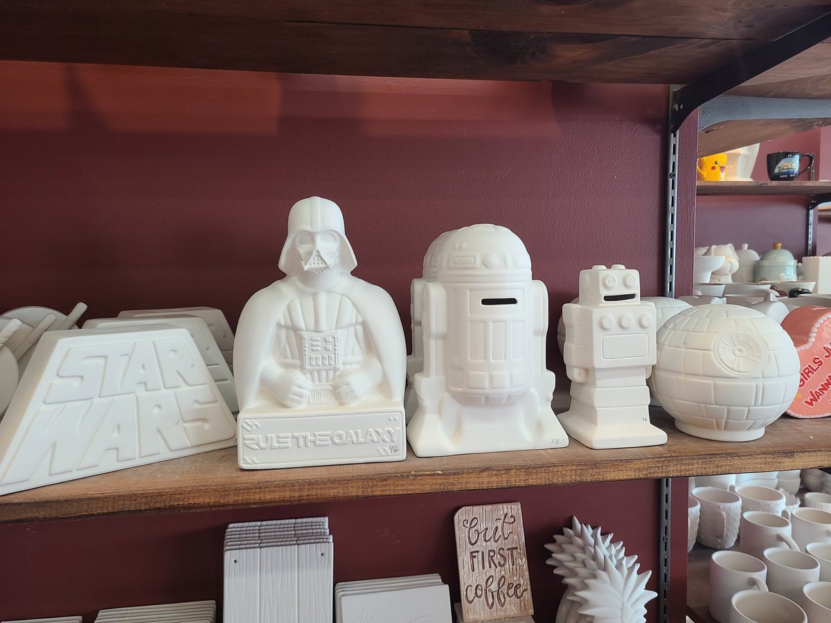 ToscheStationSW's tweet photo. Our local pottery shop @firedcreationspotterypainting had some awesome Star Wars items you can do! I'll will totally be doing one of these next time around!

#starwars #starwarspottery #firedcreations #starwarslife #starwarsfan #starwarsfamily #darthvader #deathstar #r2d2 https://t.co/r1zLGOZIkb