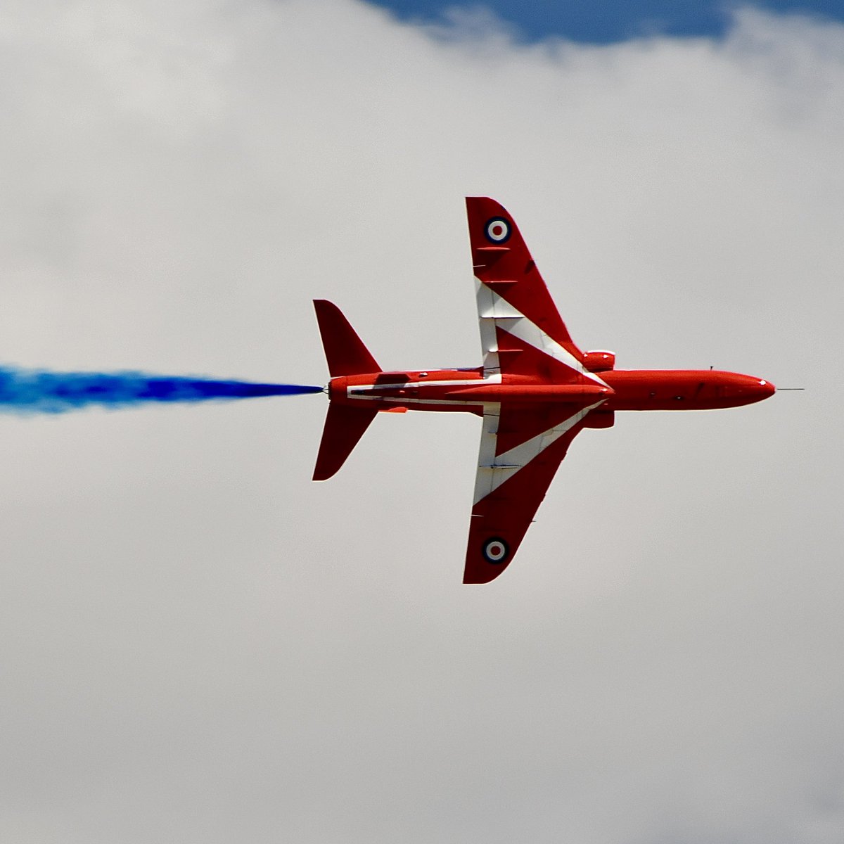 Yosp319's tweet photo. My favourite shots I took of the @rafredarrows at RIAT 2022 on Friday! #redarrows #RIAT22 #raffairford https://t.co/990GlBycFT