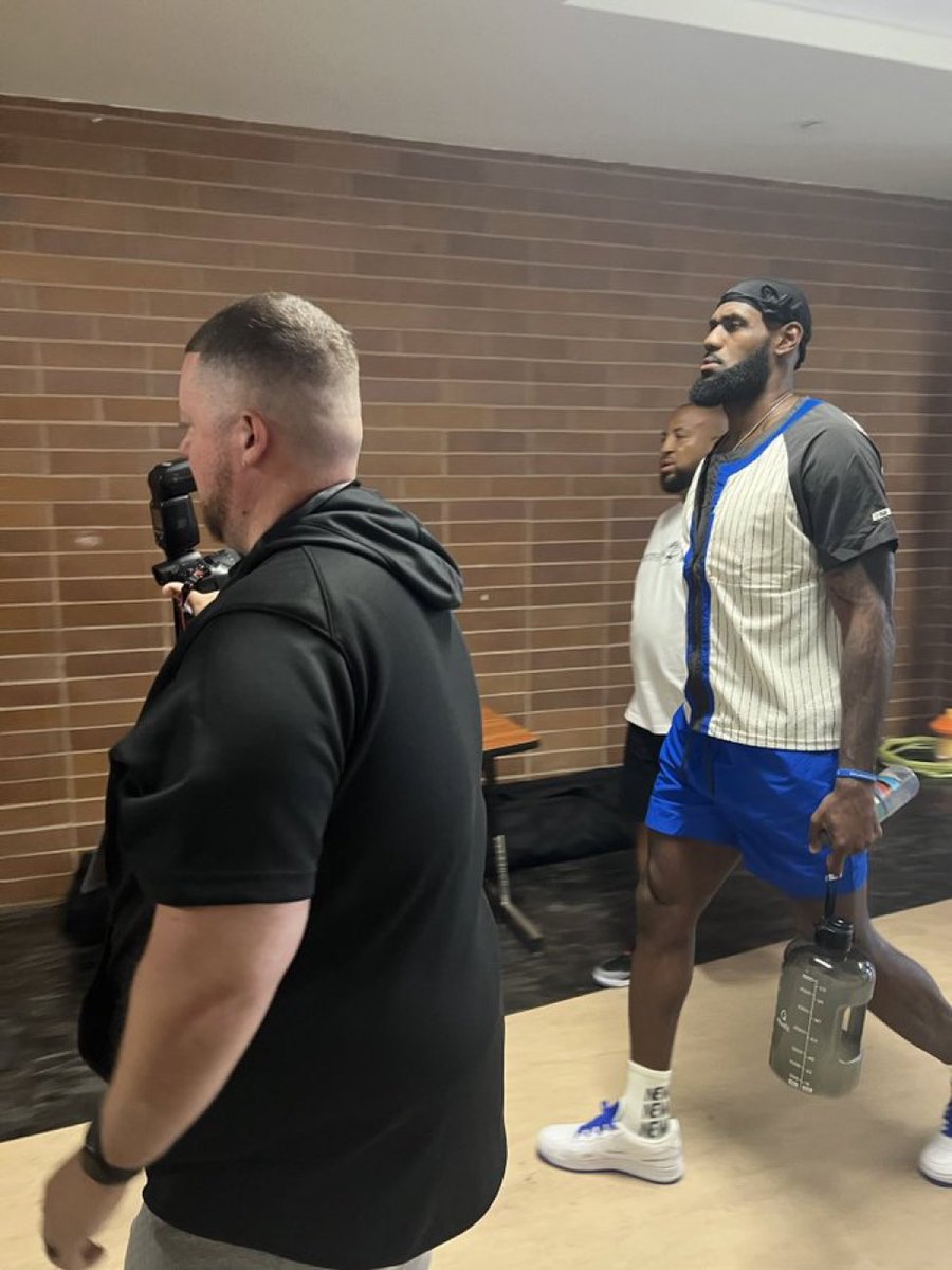 RTNBA's tweet photo. LeBron arriving at Drew League. 🔥

(via @latsondheimer) https://t.co/UR7vTeBKIT